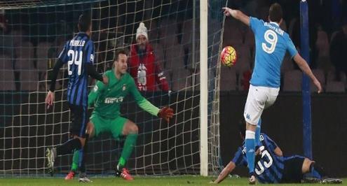 نابولي يخطف صدارة الدوري الإيطالي من إنتر بثنائية إيجواين